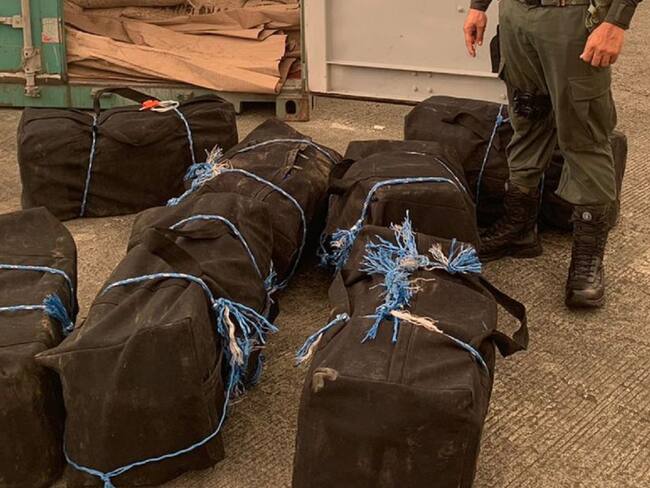 La Policía Antinarcóticos hallaron 7 estopas con 364 paquetes rectangulares, envueltos en cinta color beige, con una sustancia pulverulenta.