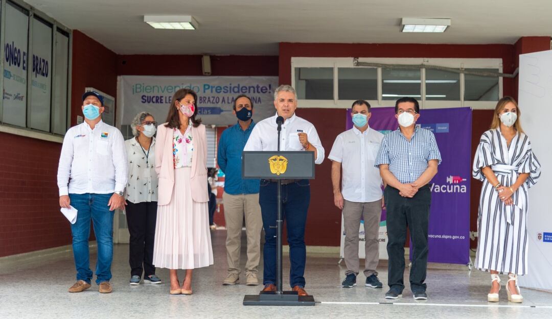 Pese a discurso sobre no politización, políticos se aprovechan de la vacuna