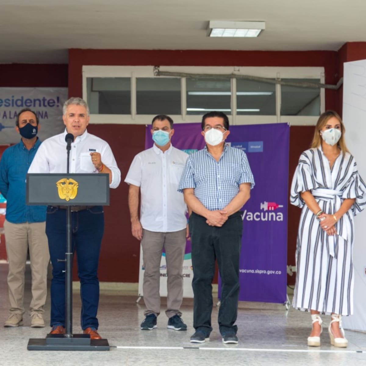 Pese a discurso sobre no politización, políticos se aprovechan de la vacuna