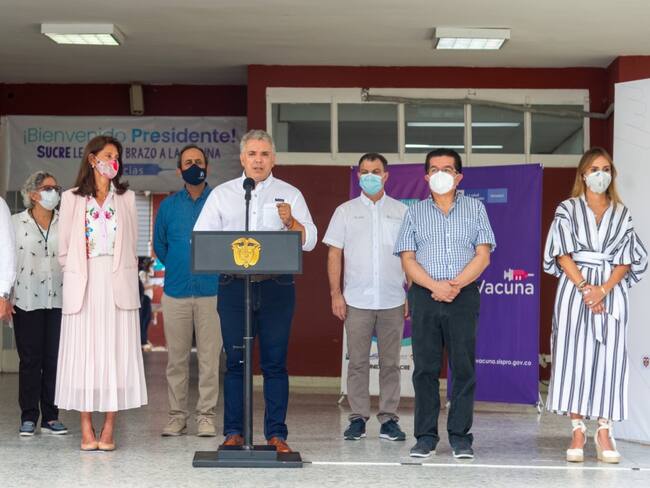 Pese a discurso sobre no politización, políticos se aprovechan de la vacuna