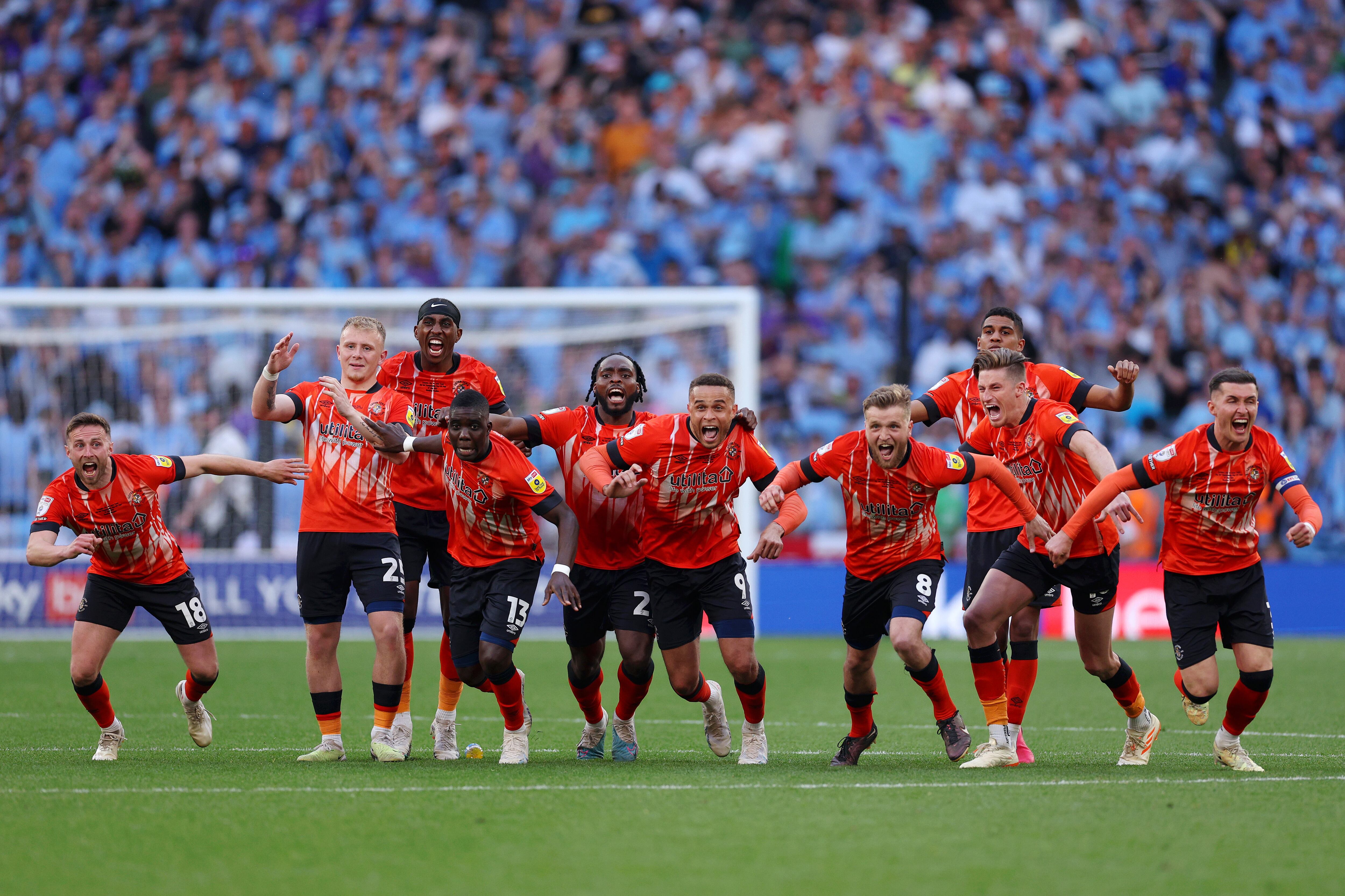 Jugadores de Luton Town celebrando.  (Photo by Richard Heathcote/Getty Images)