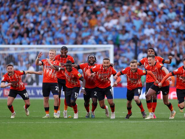 Jugadores de Luton Town celebrando. (Photo by Richard Heathcote/Getty Images)