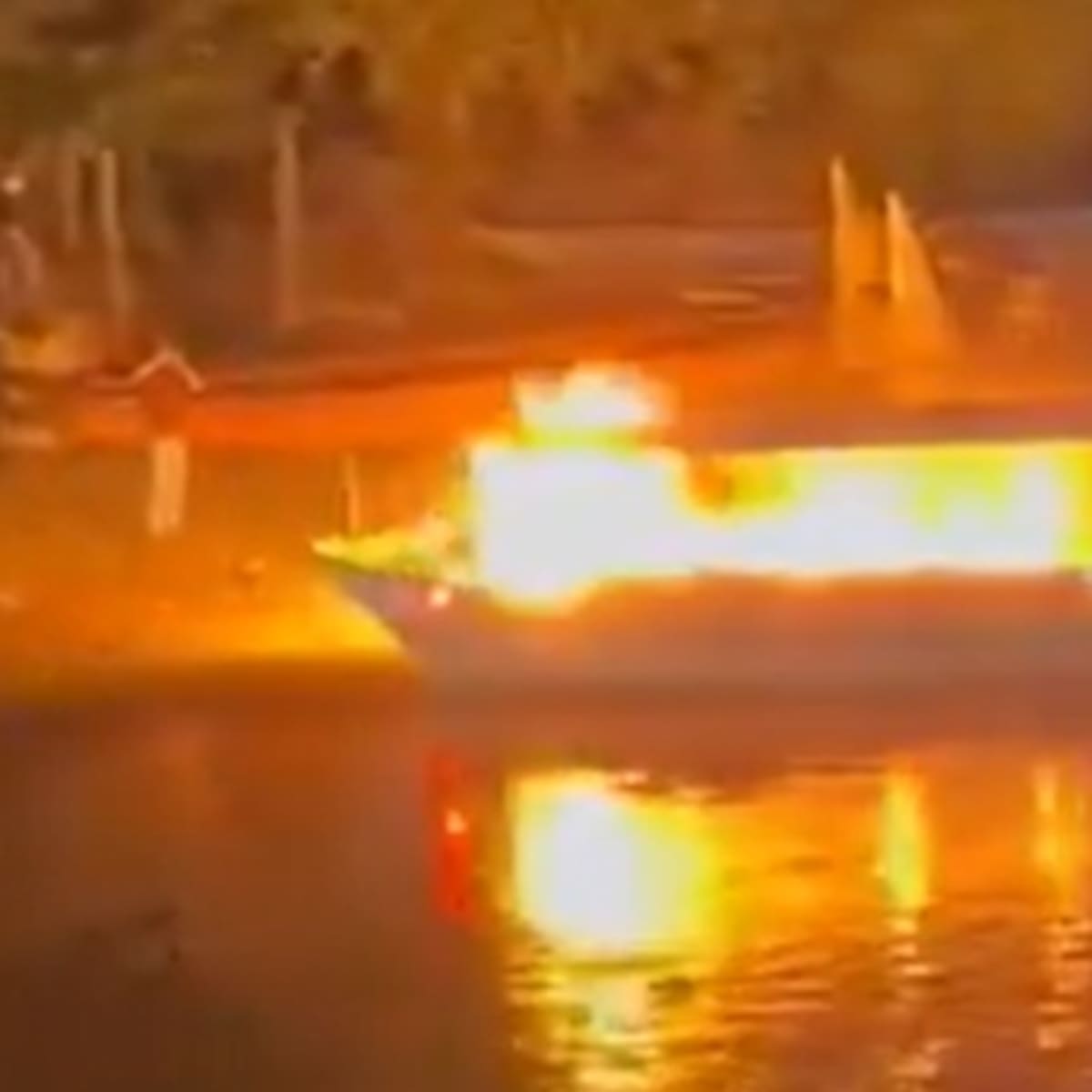 Queman embarcación de Mineros S.A. en paro minero en Cauca; gobernador exige intervención