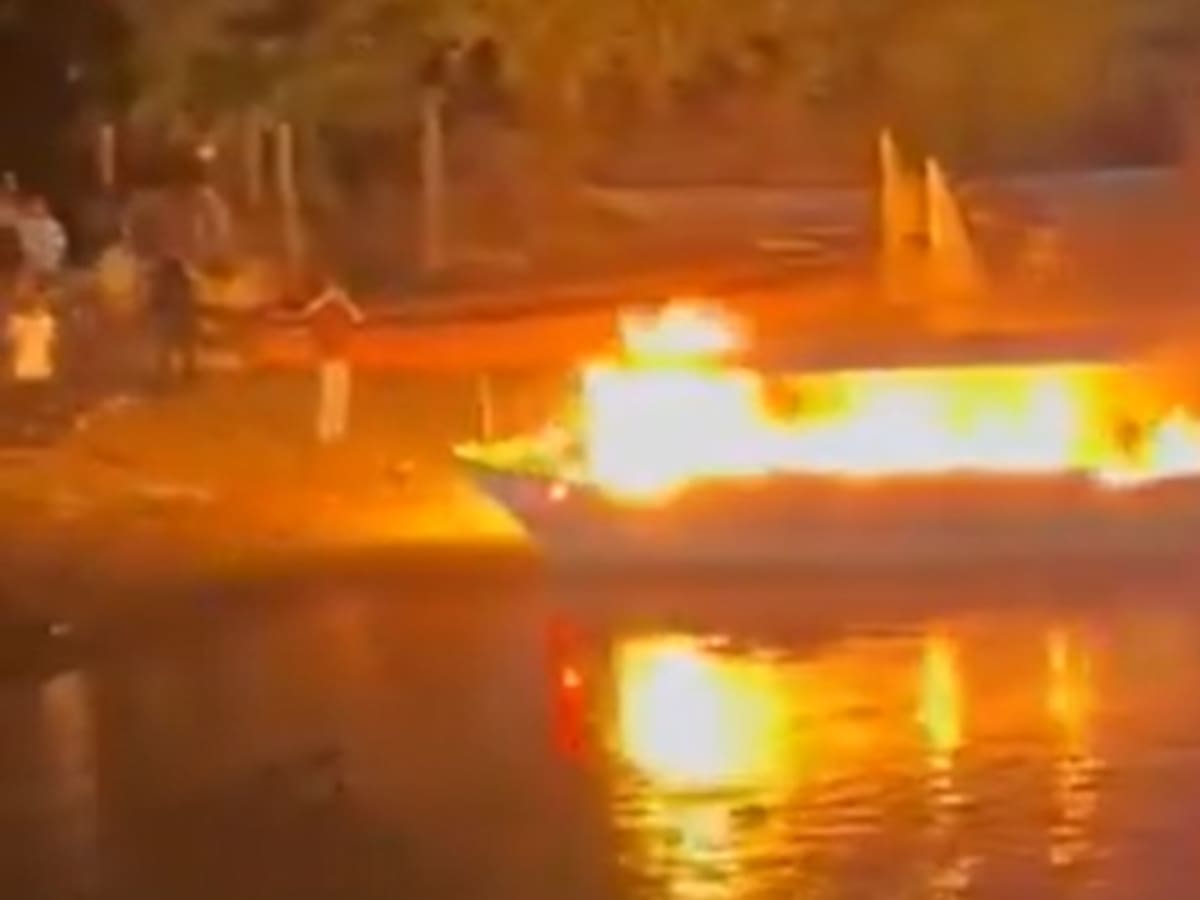 Queman embarcación de Mineros S.A. en paro minero en Cauca; gobernador exige intervención