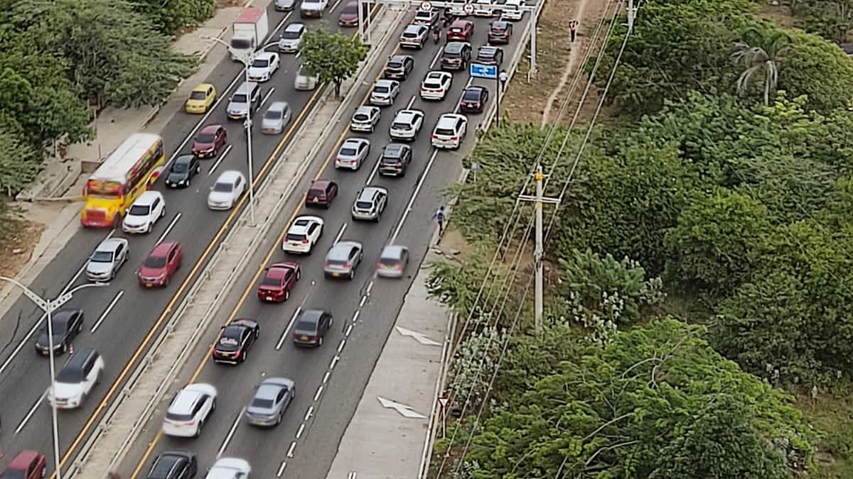 Congestión vial pone en aprietos movilidad en en el corredor universitario