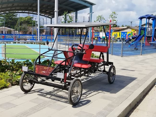 El vehículo artesanal que funciona con energía solar en Palmar de Varela, Atlántico