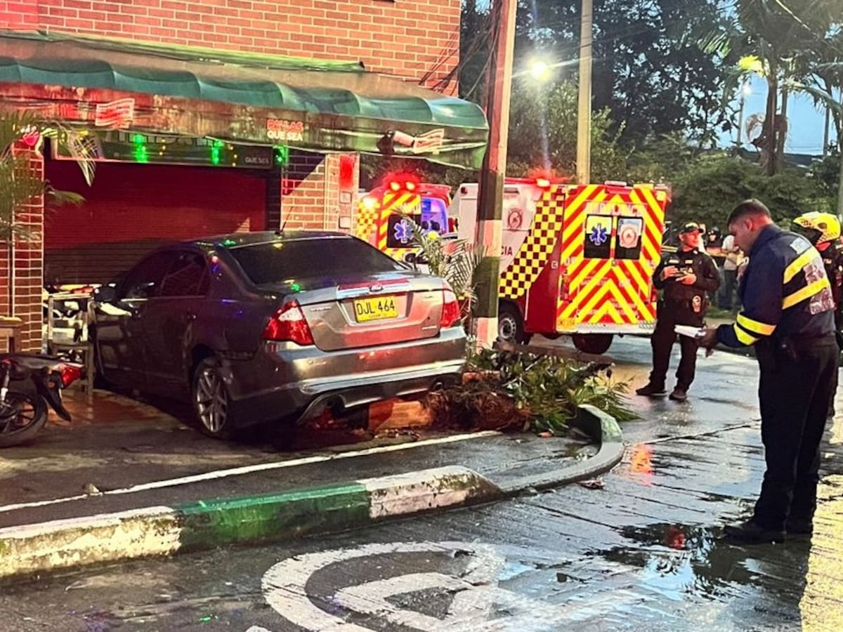 Un muerto y dos heridos deja el choque de un carro en Sabaneta