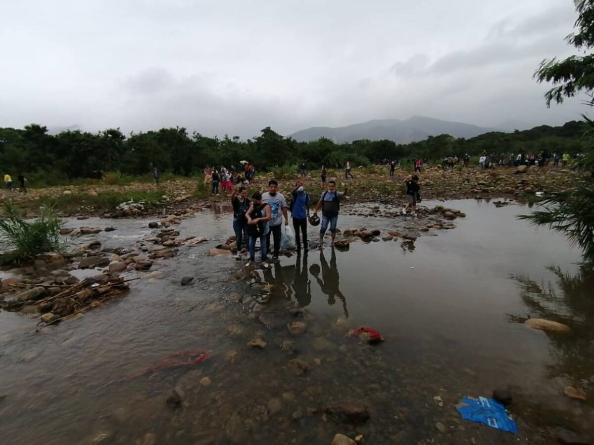 Venezolanos tratan de cruzar la frontera 