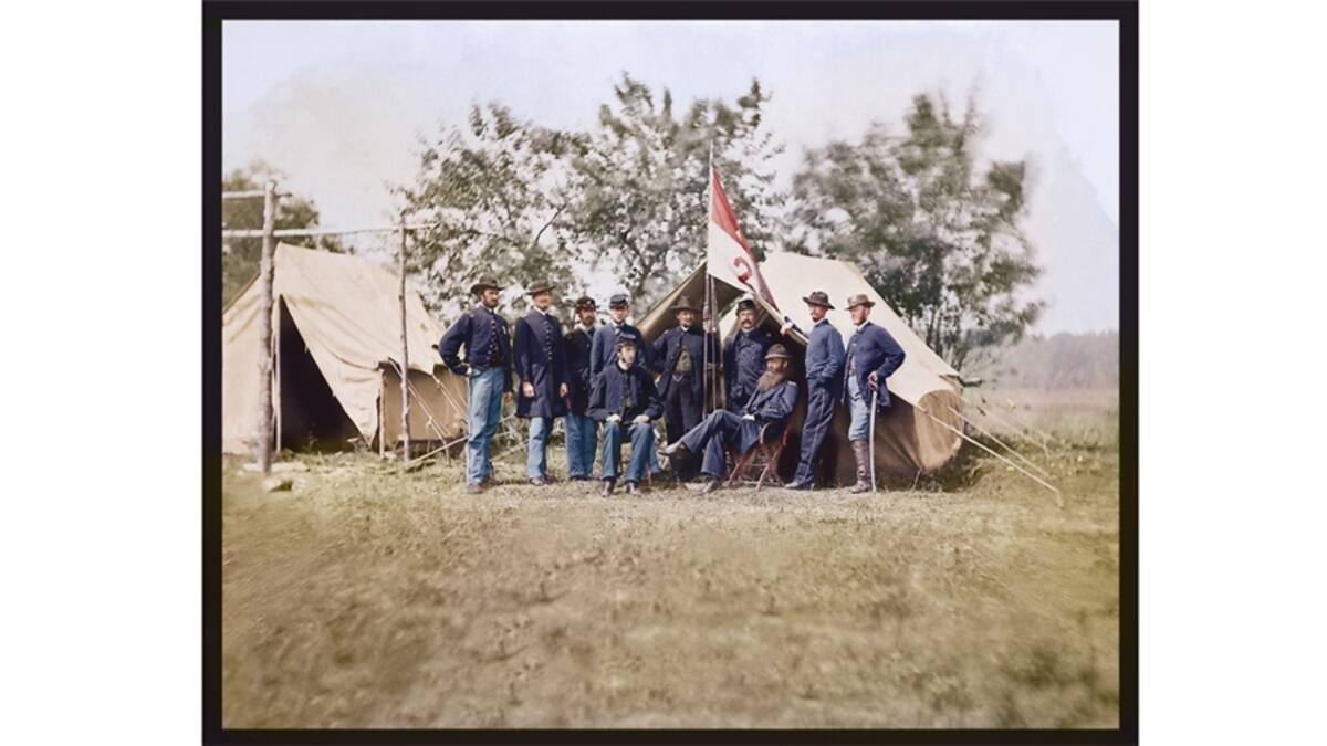 Una vez se ha aplicado el color, se utilizan diversas técnicas para que el fondo de la imagen se funda con los elementos coloreados. Dependiendo de lo compleja que sea la imagen el proceso puede llevar hasta una semana. (Foto en blanco y negro tomada en 1862 por Mathew Brady, cortesía de los Archivos Nacionales de EE.UU. / Foto en color: Jordan J. Lloyd / Dynamichrome).