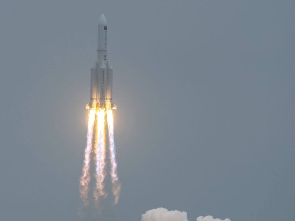 Cohete chino fuera de control, cerca de caer en la Tierra