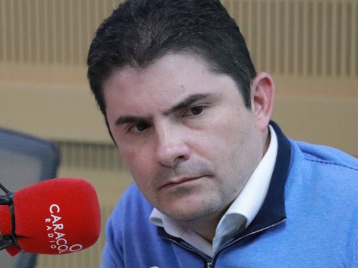 Uribe busca herramientas para su defensa: Henao