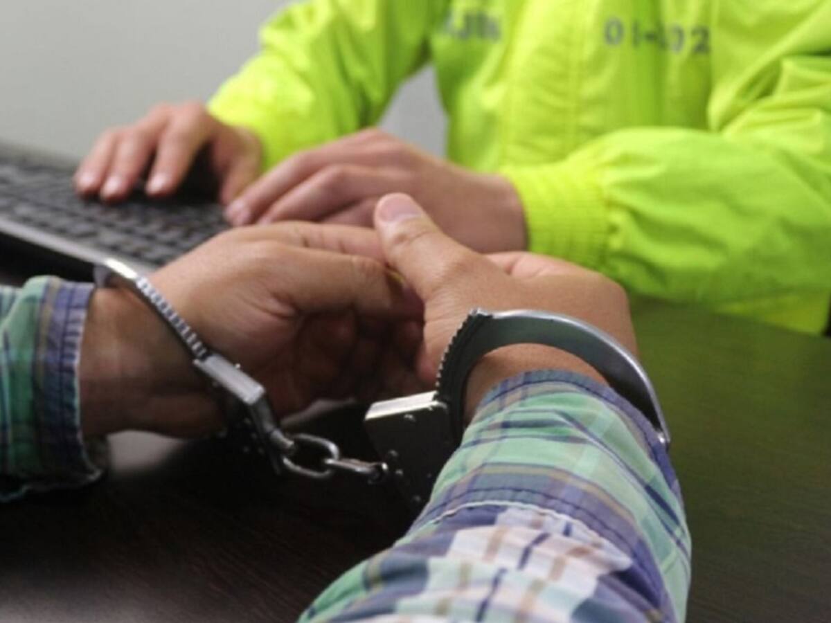 Policía capturado por transportar alucinógenos