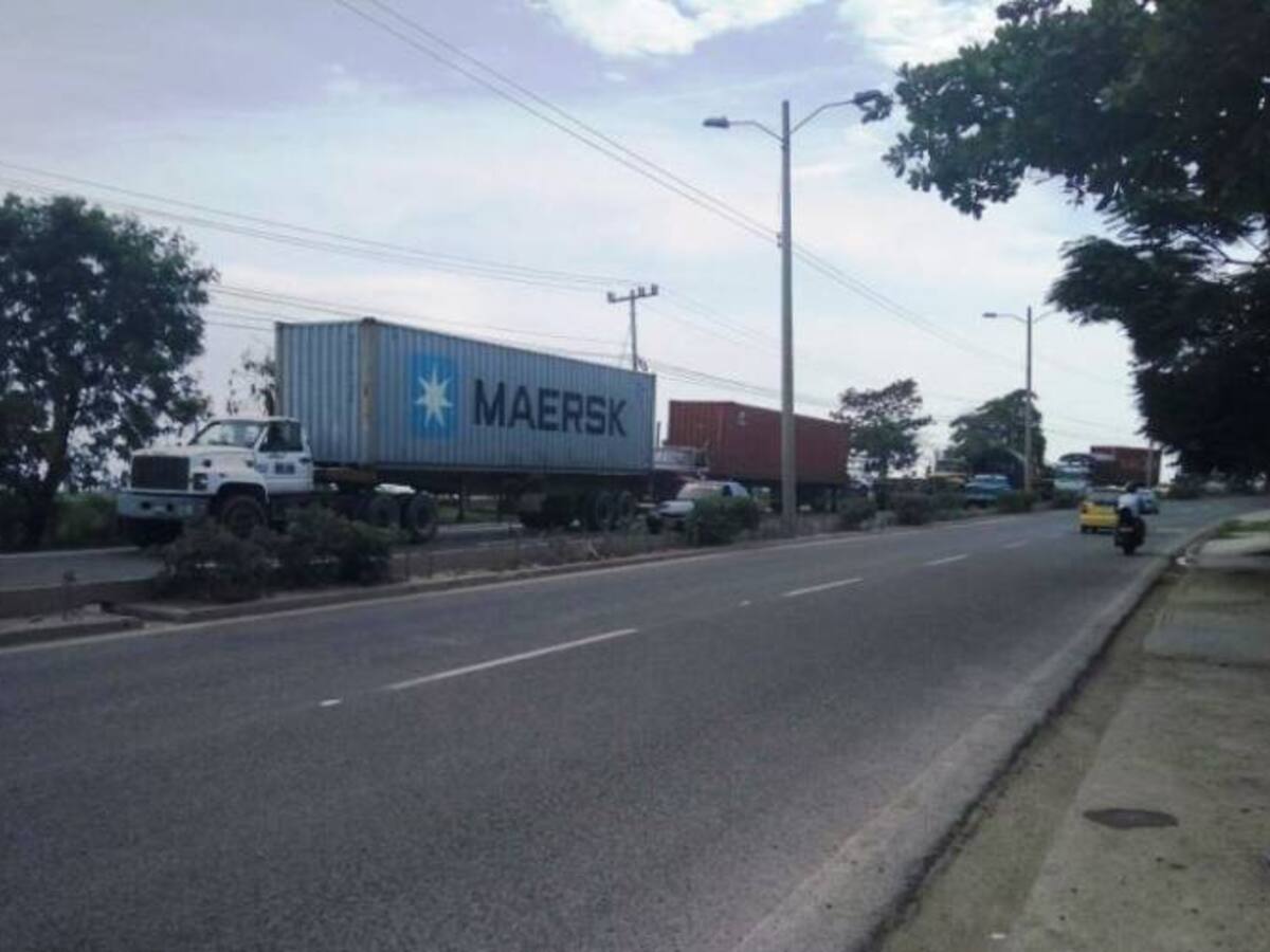 Camioneros en Cartagena realizan caravana en apoyo al paro