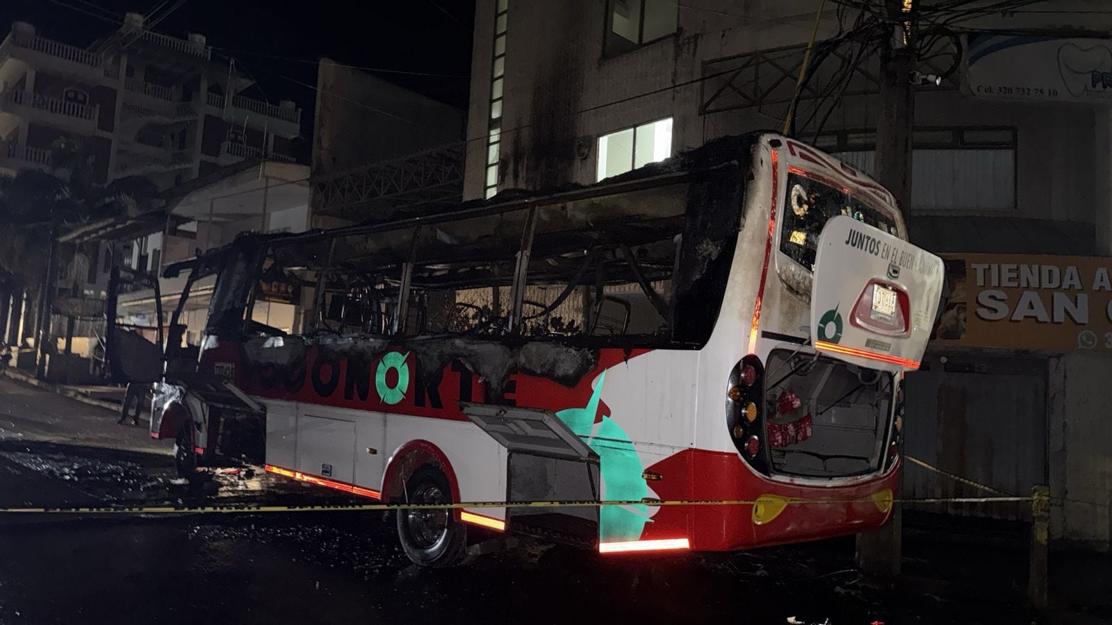 Incendio de bus en el municipio de San Carlos. Cortesía: Alcaldía de San Carlos, Antioquia.