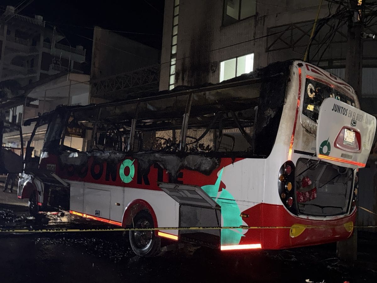 Incendio de un bus en San Carlos, Antioquia, generó una grave emergencia