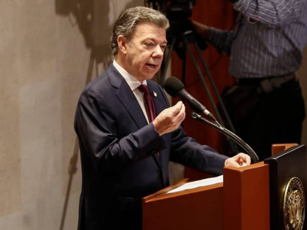 “Los acuerdos de paz son para cumplirlos”: Santos a Lara