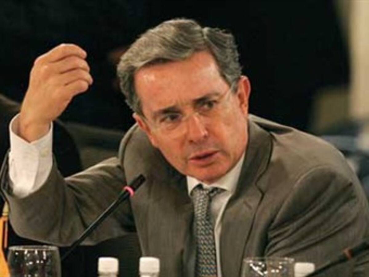 Uribe insiste en sus ataques contra el Presidente Santos