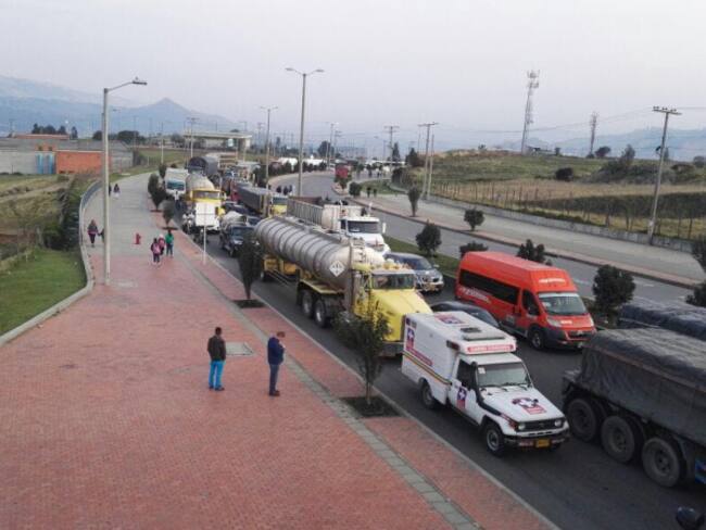 Paso alterno por derrumbe la vía Bogotá - Villavicencio