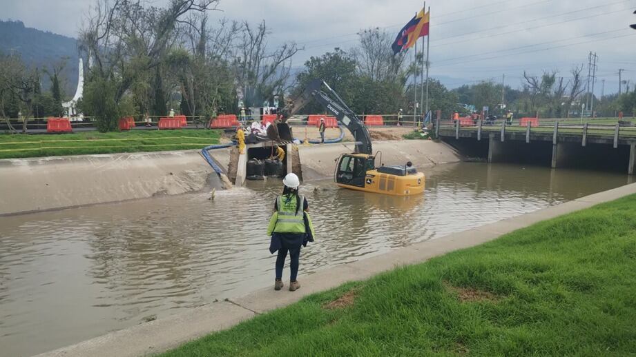 La Secretaría de Ambiente aprobó dos Permisos de Ocupación de Cauce (POC) en el marco de esta emergencia que se presentó en el norte de la ciudad. Foto: Cortesía Secretaría de Ambiente de Bogotá.