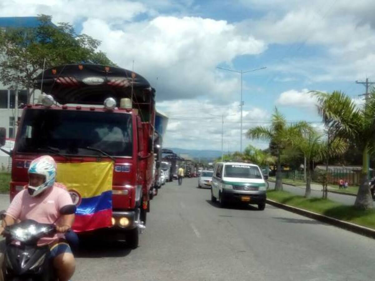 (EN VIDEO) Camioneros del Quindío en caravana por las calles de Armenia