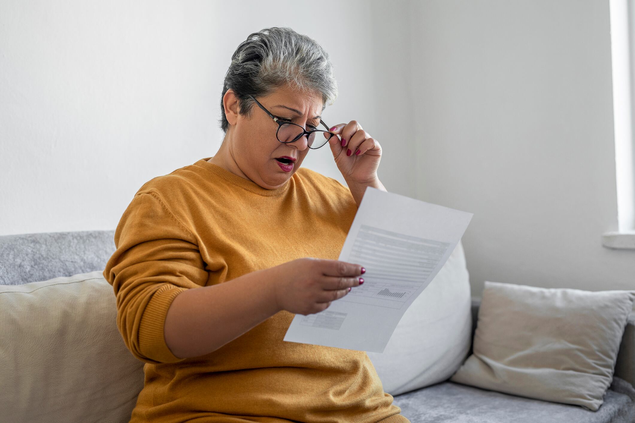 Mujer recibiendo multa en su casa // imagen de referencia GettyImages
