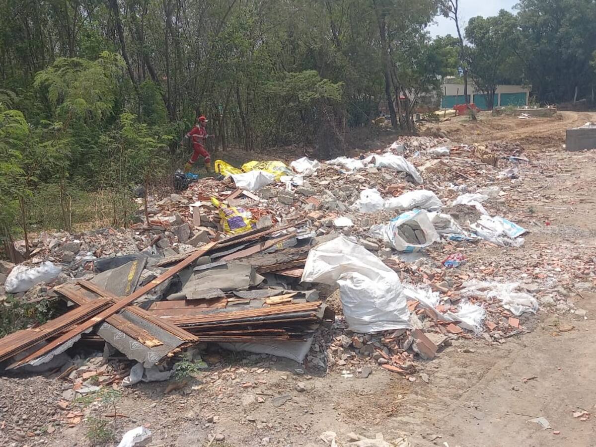 Anuncian sanciones a personas que dejen escombros en la trocha 1 de mayo