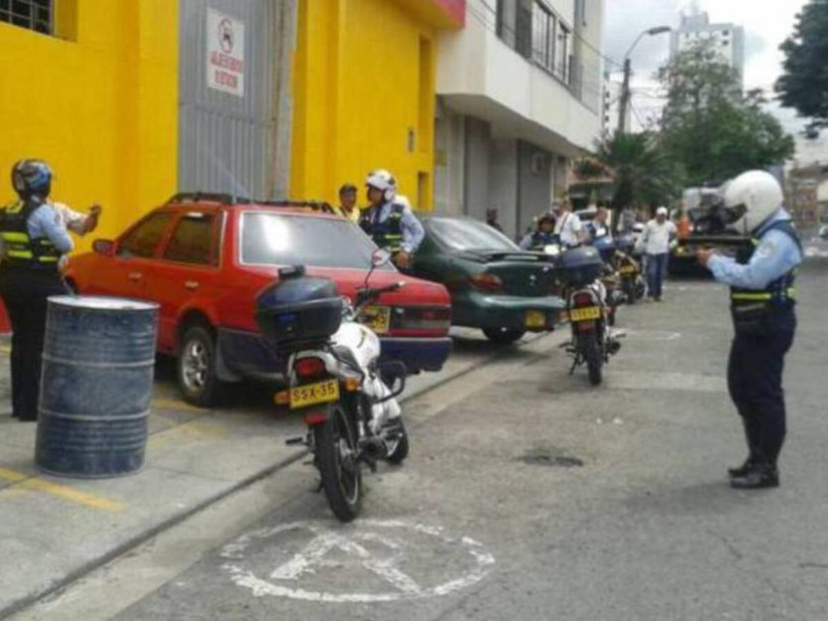 Agente de tránsito fue atropellado por un motociclista en Pereira