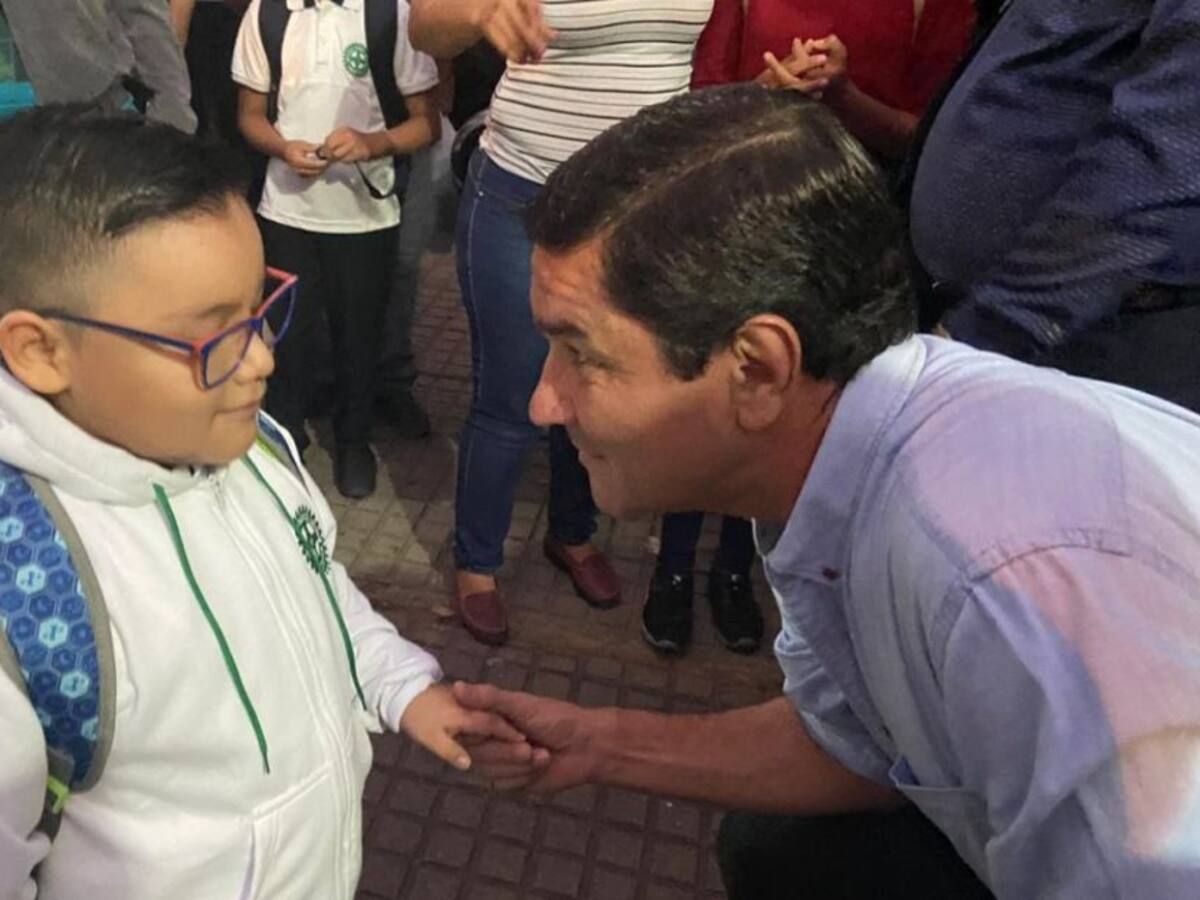 VIDEO: Alcalde recibió a niños en despegue de año escolar