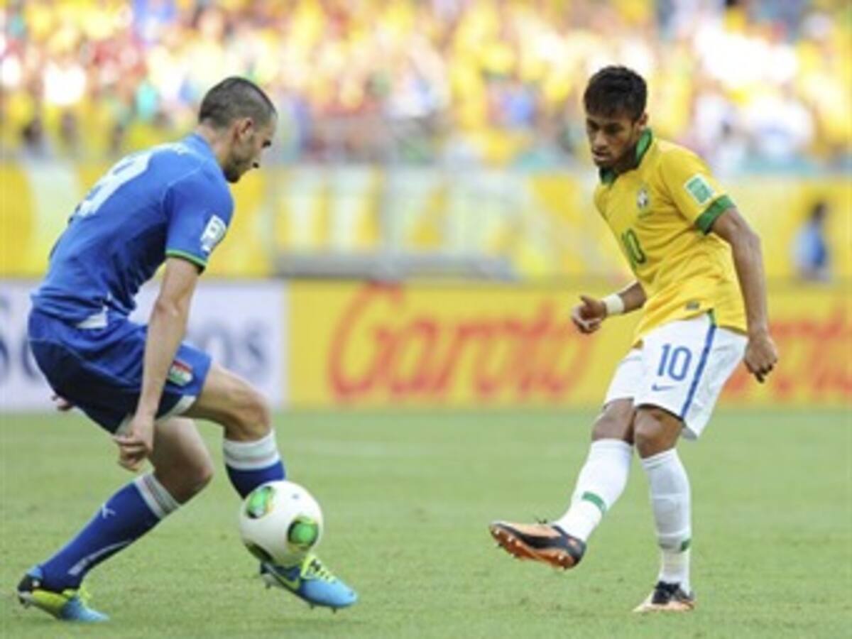 Brasil pasó primero en el grupo tras vencer a Italia en Copa Confederaciones
