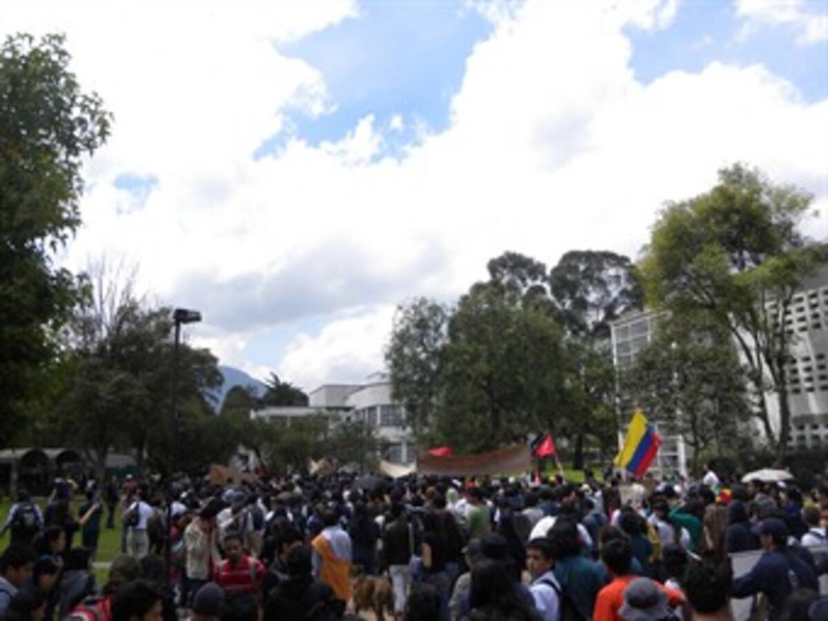 No permitiremos que universidades se conviertan en campos de guerra: Angelino Garzón