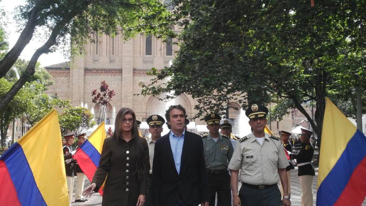 La conmemoración de la independencia de Colombia se hizo en el parque donde esta la estatua del libertador, Simón Bolívar que recibió simbólicamente una ofrenda floral.
