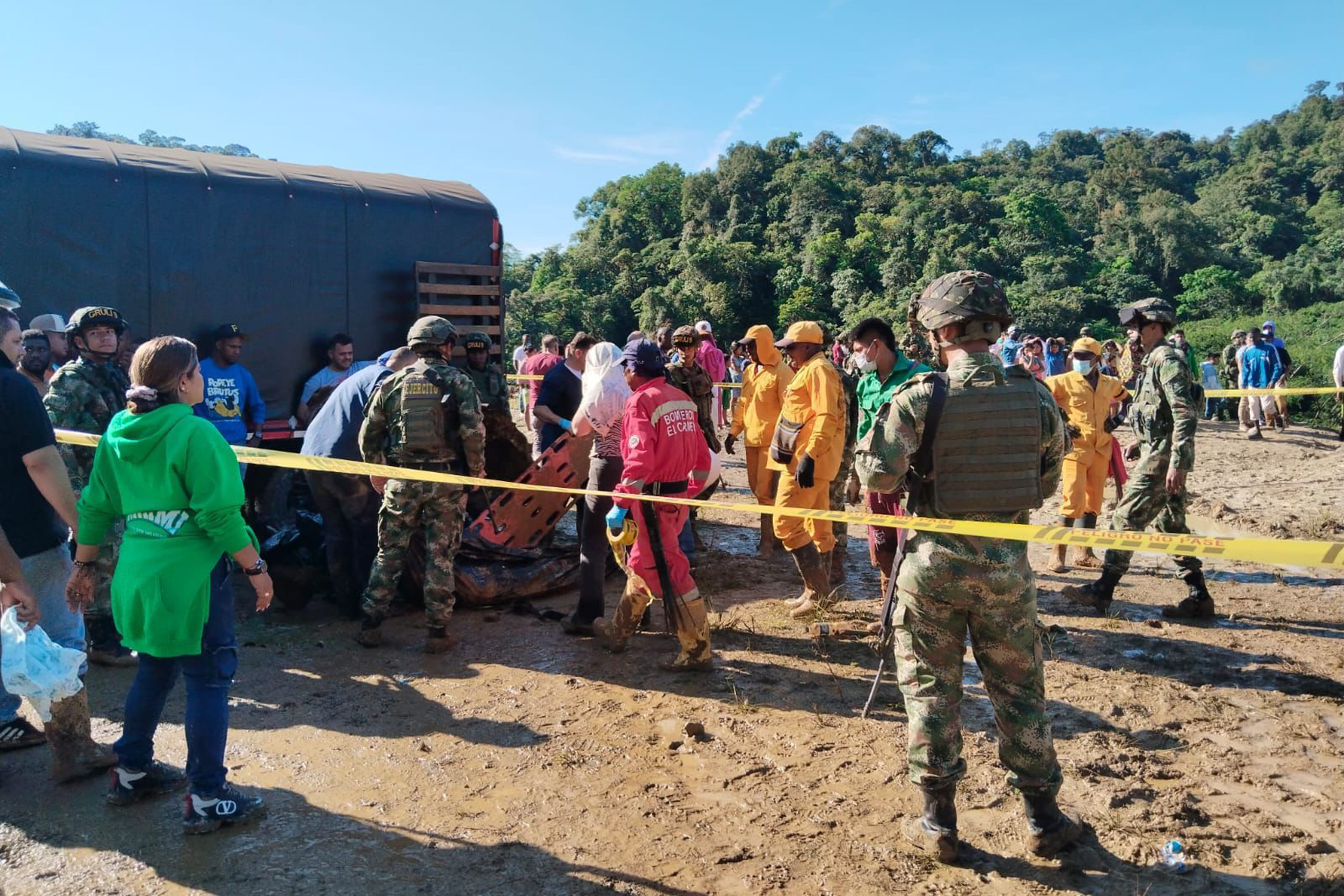CAR400. CARMEN DE ATRATO (COLOMBIA), 13/01/2024.- Fotografía cedida por las Fuerzas Militares de Colombia que muestra a rescatistas y soldados mientras trabajan hoy en el lugar donde ocurrió un derrumbe en inmediaciones del municipio Carmen de Atrato, departamento del Chocó (Colombia). Al menos 18 personas murieron ayer viernes sepultadas por dos derrumbes de tierra ocurridos en una carretera cerca de la localidad de Carmen de Atrato, en el departamento colombiano del Chocó (oeste), que dejó además unos 30 heridos, informaron fuentes oficiales. EFE/ Fuerzas Militares de Colombia /SOLO USO EDITORIAL SOLO DISPONIBLE PARA ILUSTRAR LA NOTICIA QUE ACOMPAÑA (CRÉDITO OBLIGATORIO)