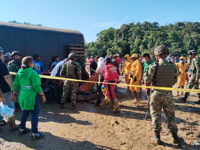 CAR400. CARMEN DE ATRATO (COLOMBIA), 13/01/2024.- Fotografía cedida por las Fuerzas Militares de Colombia que muestra a rescatistas y soldados mientras trabajan hoy en el lugar donde ocurrió un derrumbe en inmediaciones del municipio Carmen de Atrato, departamento del Chocó (Colombia). Al menos 18 personas murieron ayer viernes sepultadas por dos derrumbes de tierra ocurridos en una carretera cerca de la localidad de Carmen de Atrato, en el departamento colombiano del Chocó (oeste), que dejó además unos 30 heridos, informaron fuentes oficiales. EFE/ Fuerzas Militares de Colombia /SOLO USO EDITORIAL SOLO DISPONIBLE PARA ILUSTRAR LA NOTICIA QUE ACOMPAÑA (CRÉDITO OBLIGATORIO)