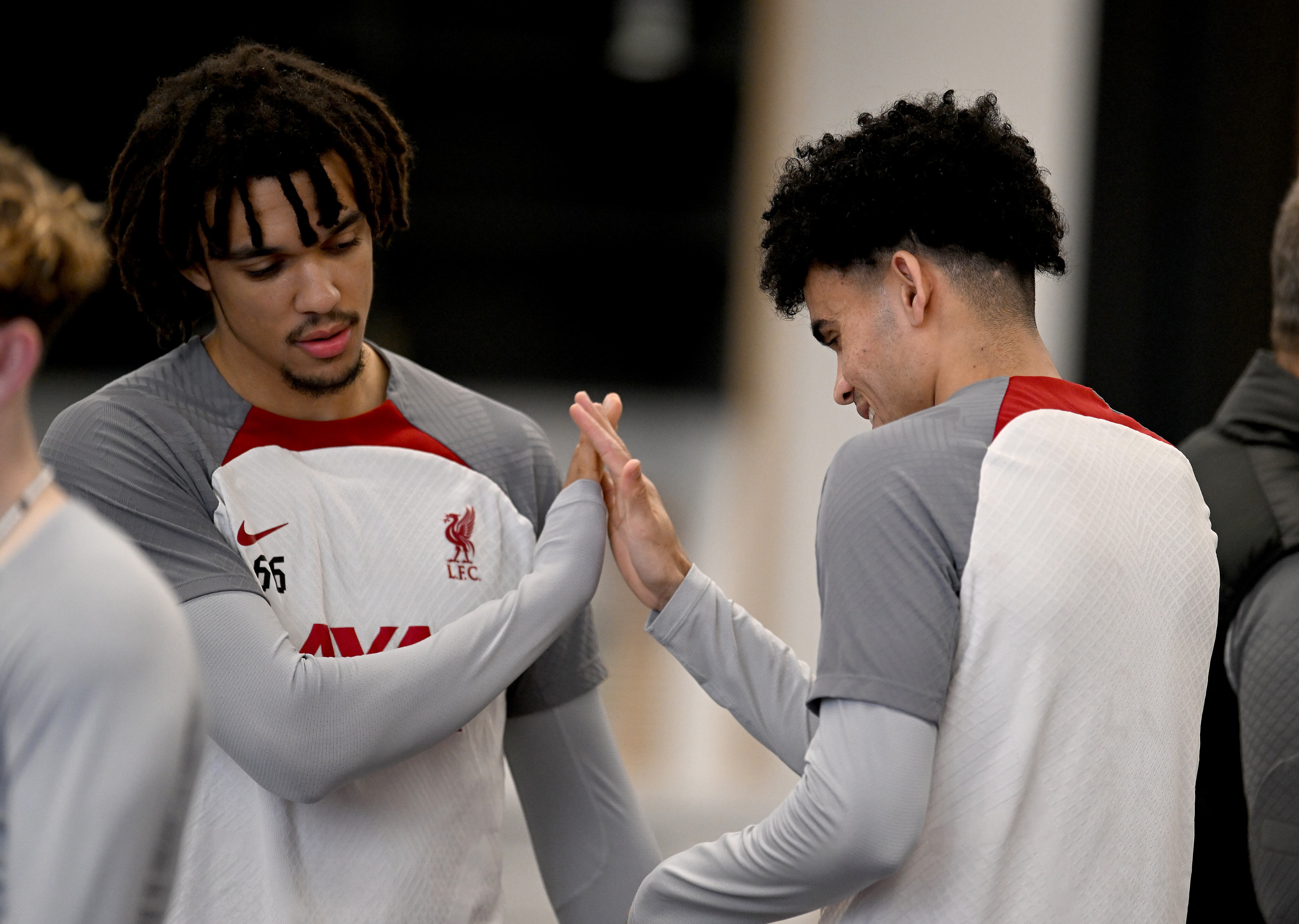 Alexander-Arnold y Luis Díaz se saludan en la práctica de este jueves. (Photo by Andrew Powell/Liverpool FC via Getty Images)