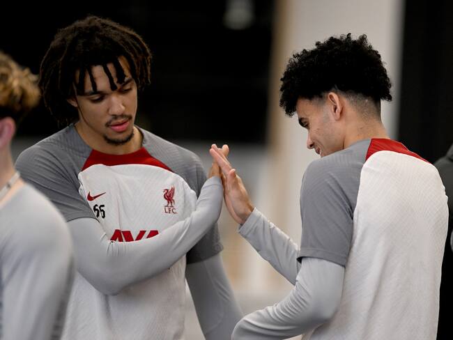 Alexander-Arnold y Luis Díaz se saludan en la práctica de este jueves. (Photo by Andrew Powell/Liverpool FC via Getty Images)