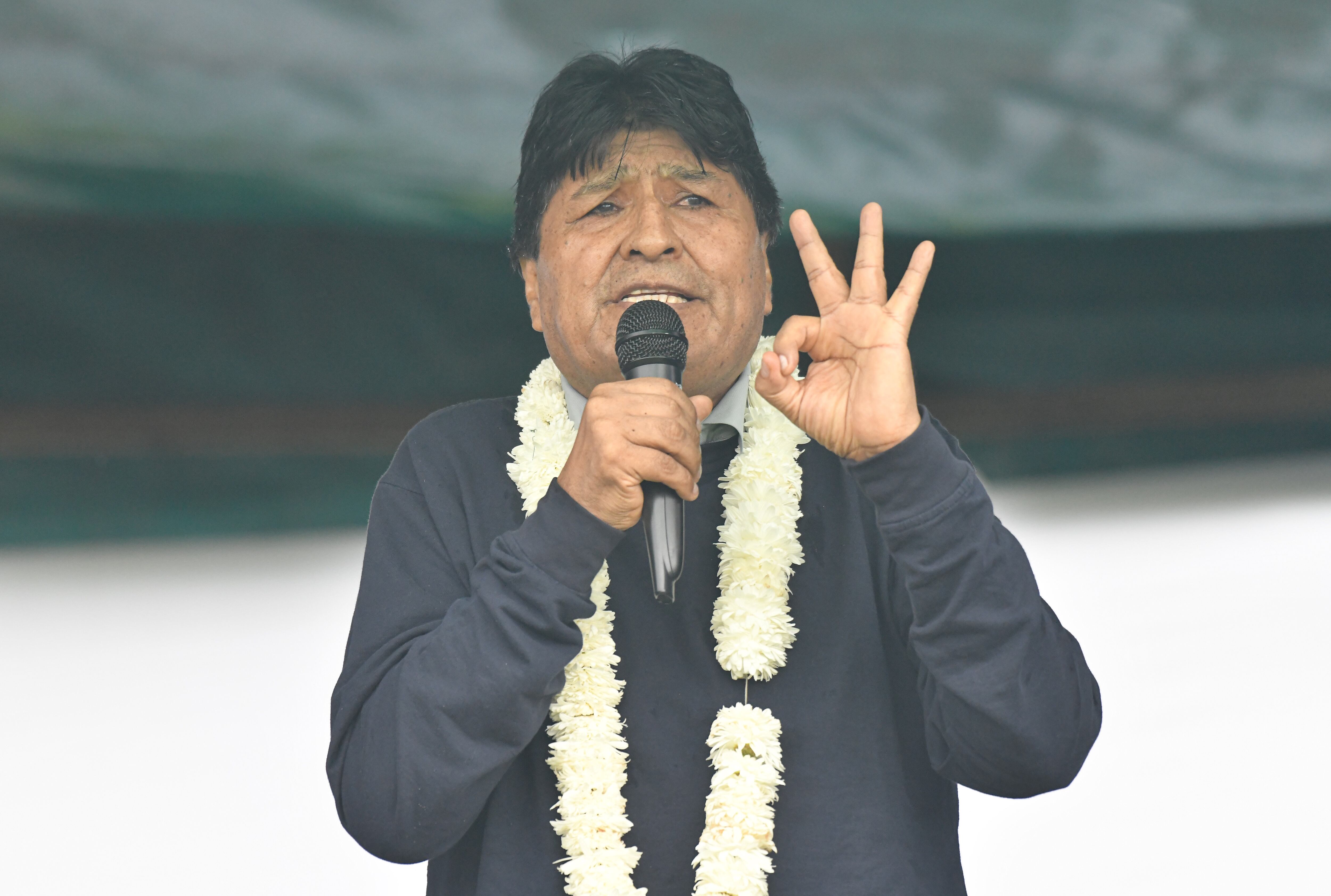 AME774. ENTRE RÍOS (BOLIVIA), 19/04/2025.- El expresidente de Bolivia, Evo Morales (2006-2019), habla durante un evento de campaña este sábado, en Entre Ríos, Cochabamba (Bolivia). Morales se volvió a proclamar como candidato presidencial para las elecciones previstas para el 17 agosto, aunque todavía no anuncia el nuevo partido político con el que postulará. EFE/ Jorge Abrego