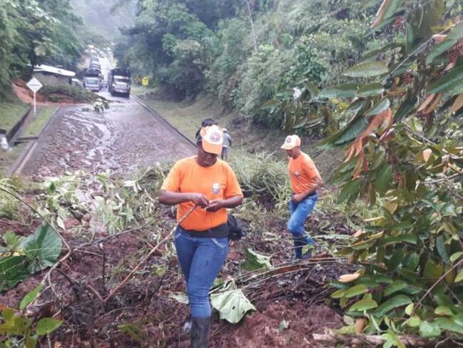 Por deslizamientos de tierra, permanece cerrada la vía Pereira - Quibdó