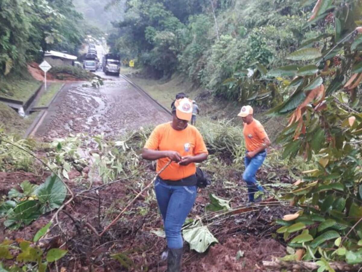 Por deslizamientos de tierra, permanece cerrada la vía Pereira - Quibdó