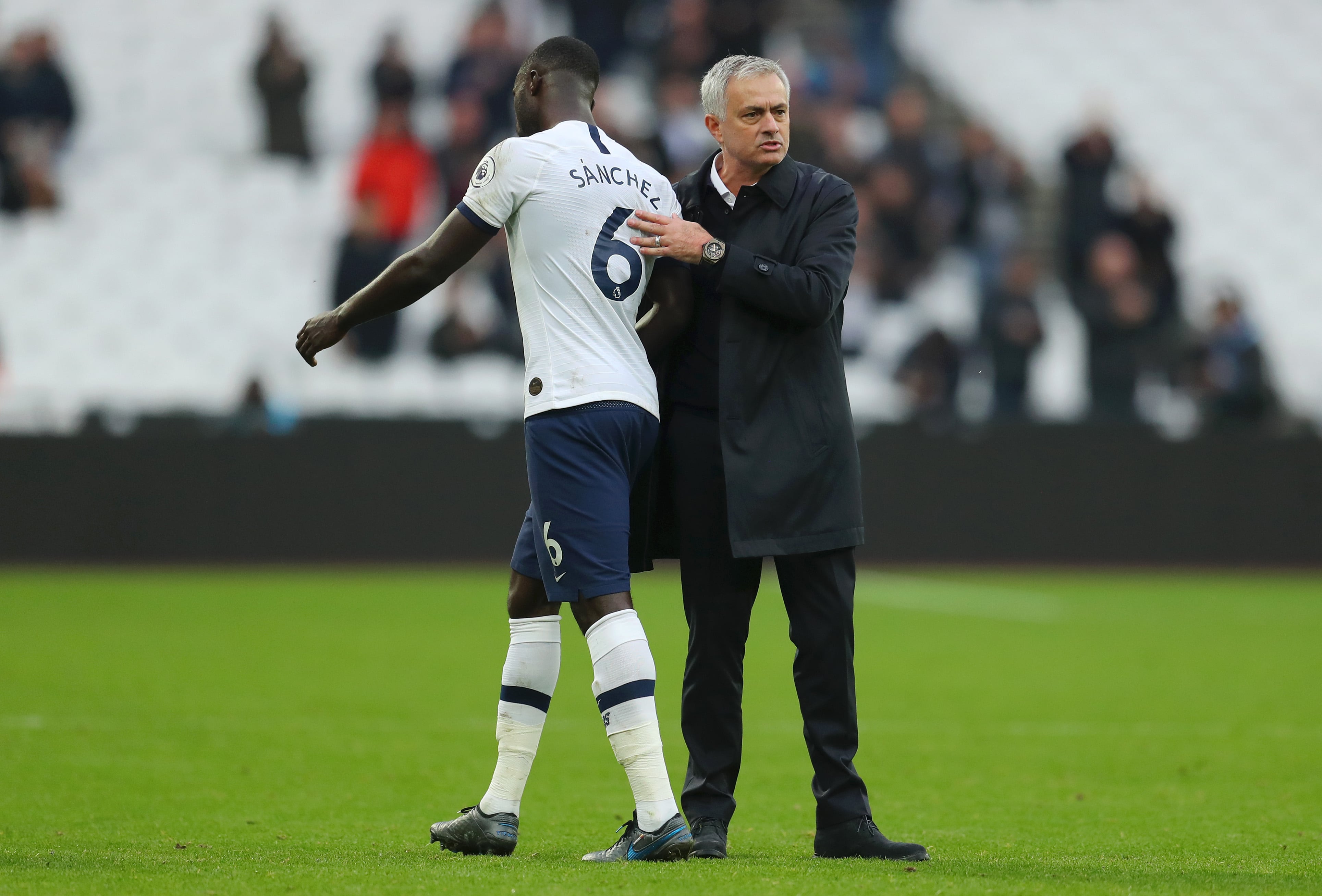 Davinson Sanchez y José Mourinho (Photo by Catherine Ivill/Getty Images)