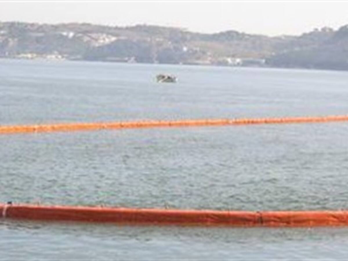 España prestó a EEUU barreras autohinchables para combatir vertido petróleo