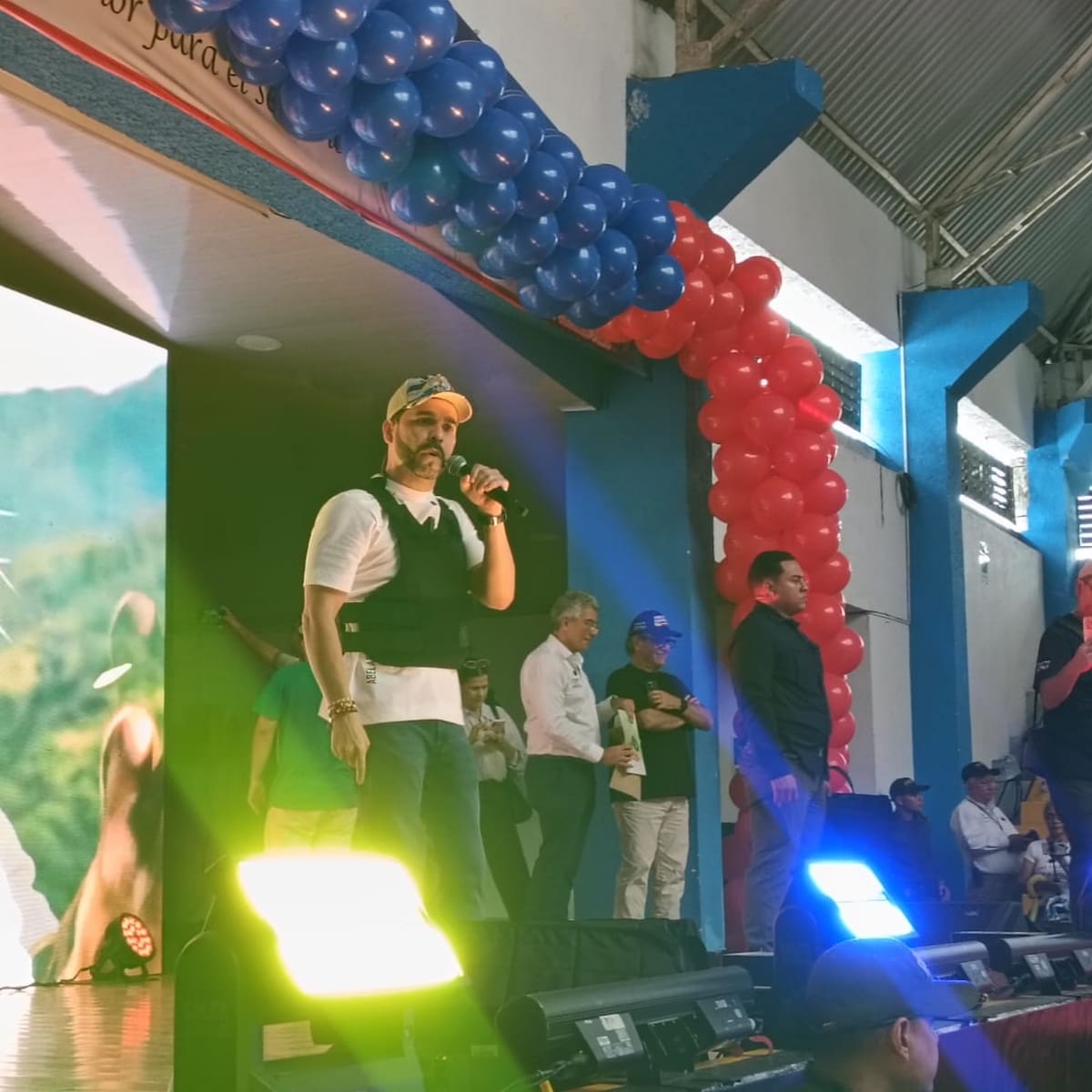 Candidato Abelardo de la Espriella habló en Armenia de seguridad, amenazas y de la patria milagro