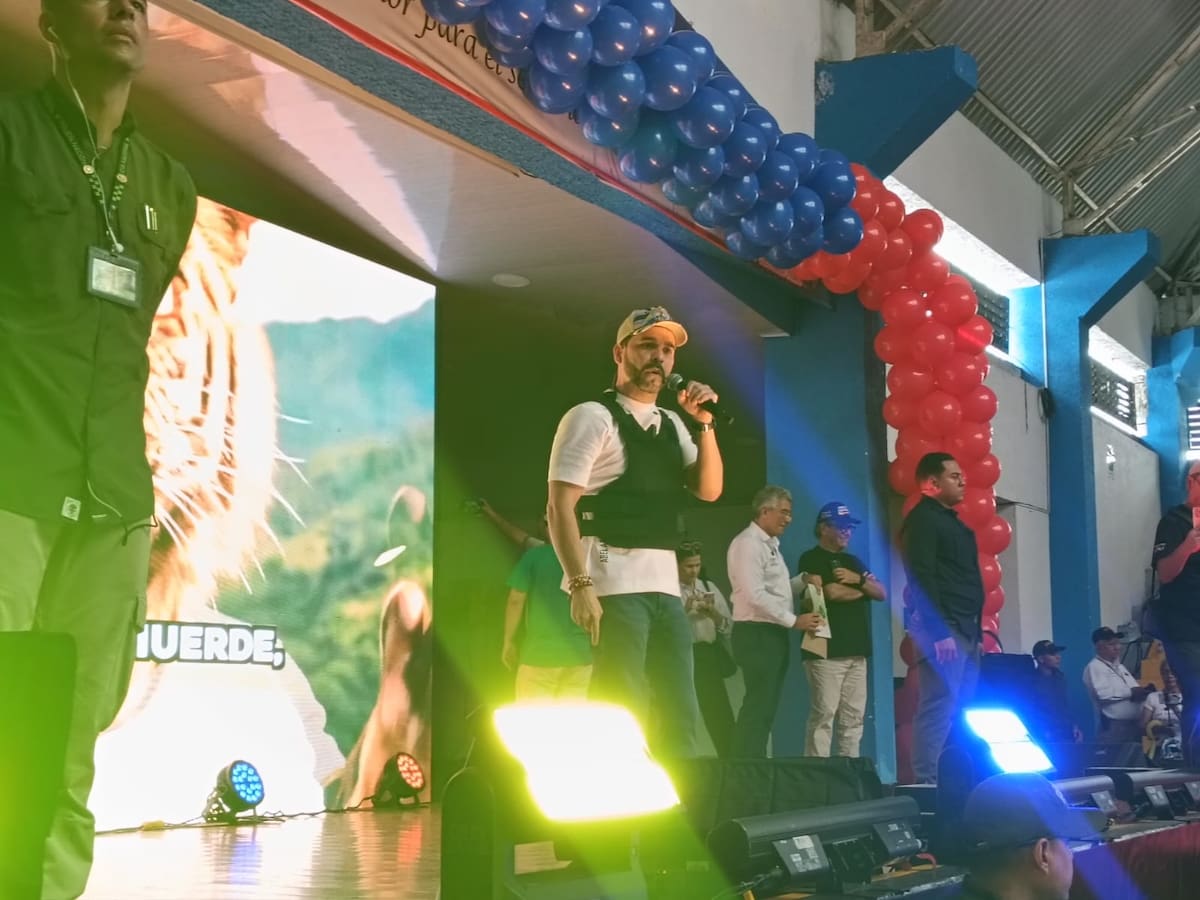 Candidato Abelardo de la Espriella habló en Armenia de seguridad, amenazas y de la patria milagro