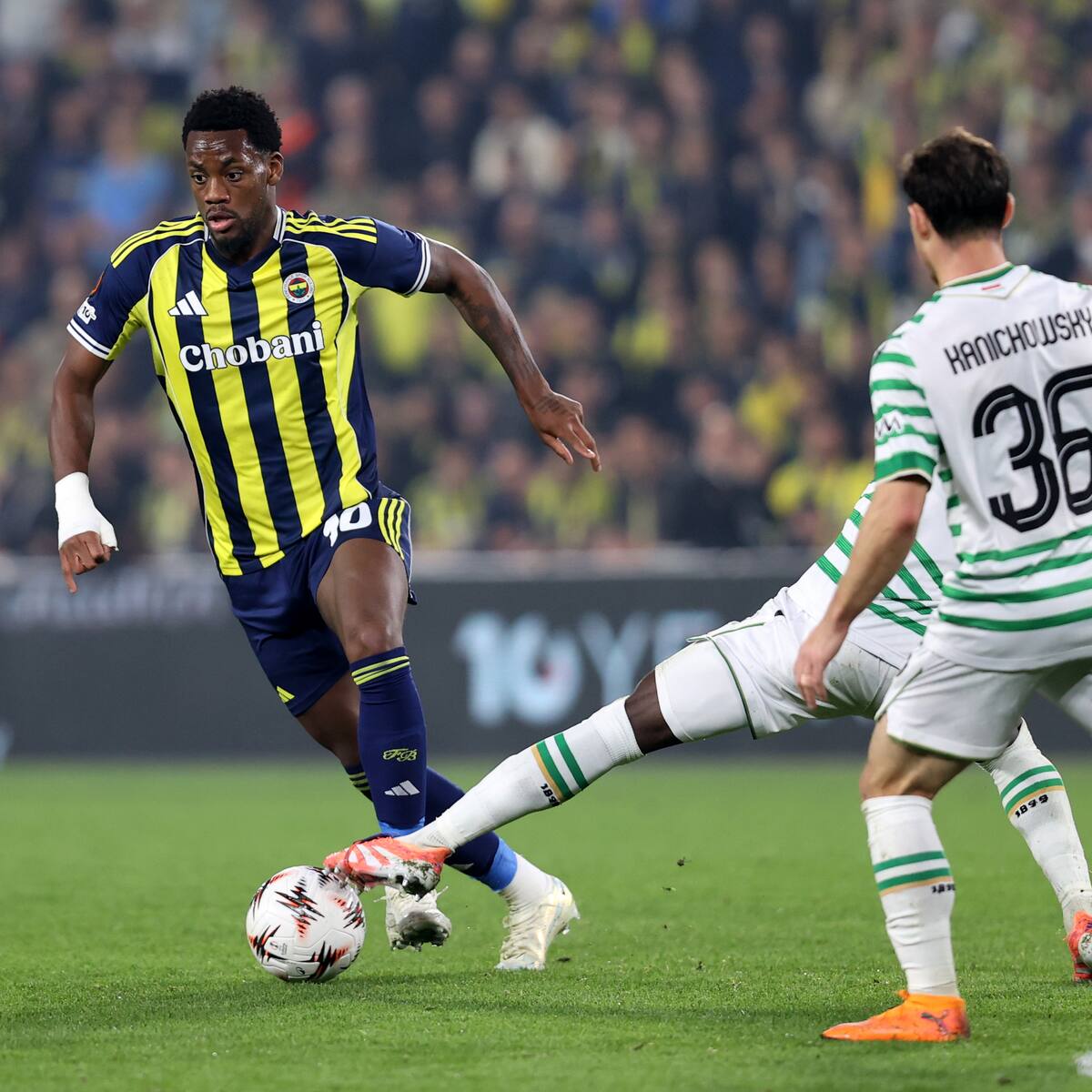 Video: Jhon Jader Durán, expulsado en Fenerbahce por agredir a un rival en la Europa League