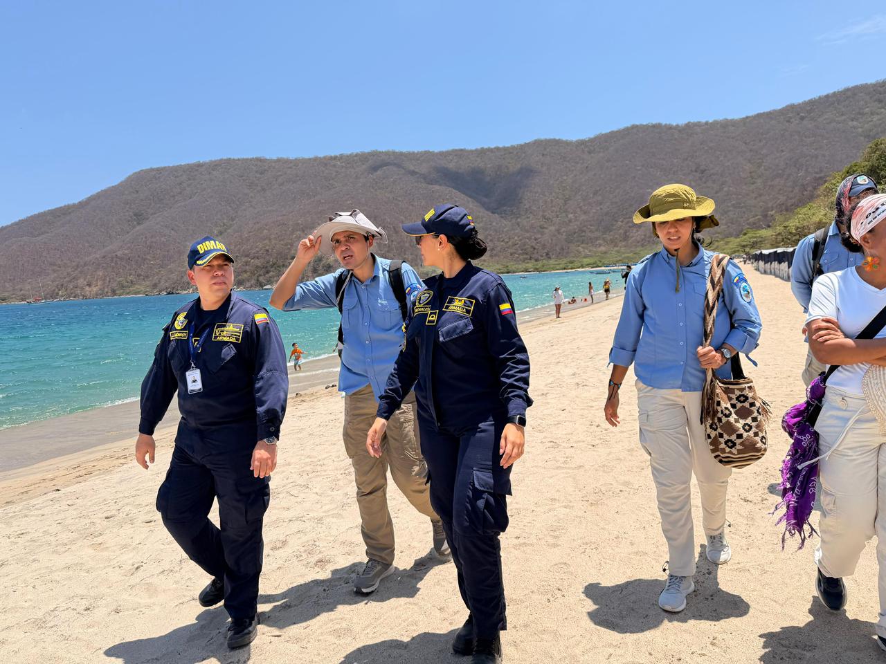 Capitán Julio César Monroy y Parques Nacionales durante recorrido de verificación en el Tayrona. FOTO: DIMAR