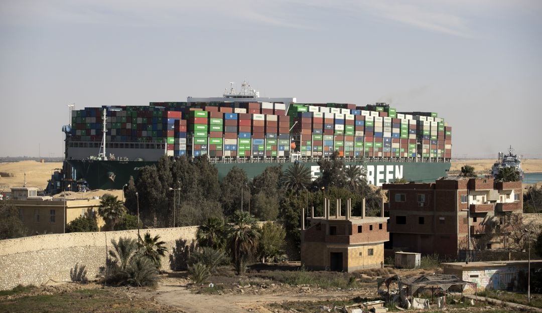 Operativos para reflotar el barco Ever Given