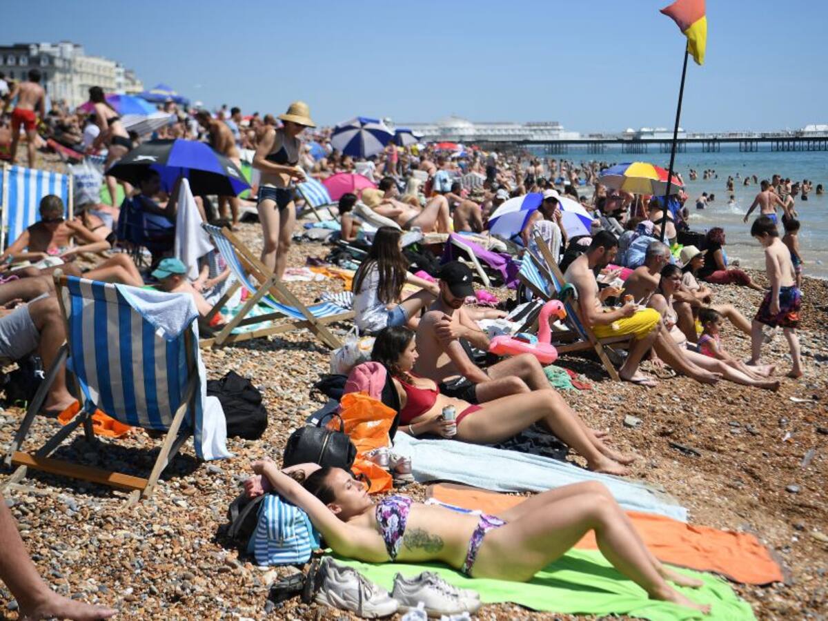 Playas de Reino Unido repletas durante emergencia por coronavirus