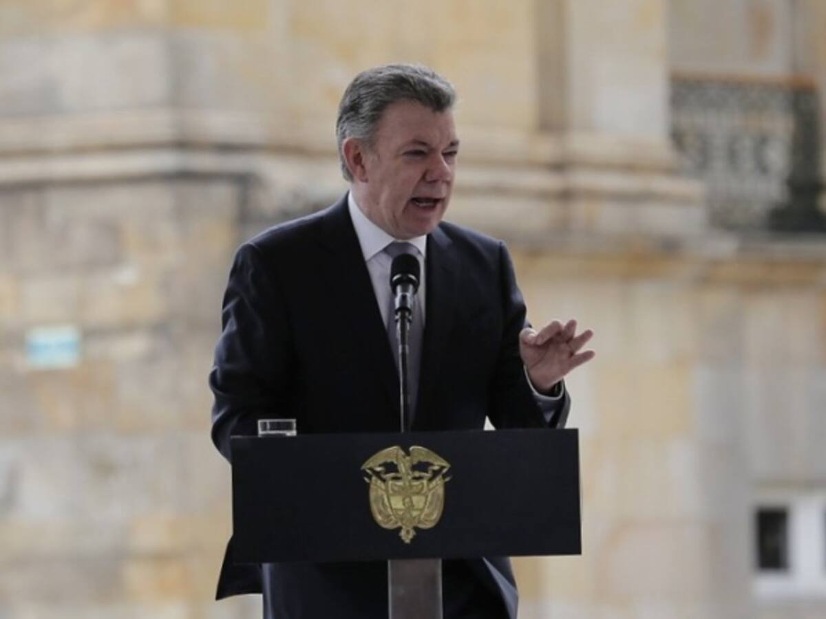 Santos dio aval para entregar documentos de defensa a Comisión de la Verdad