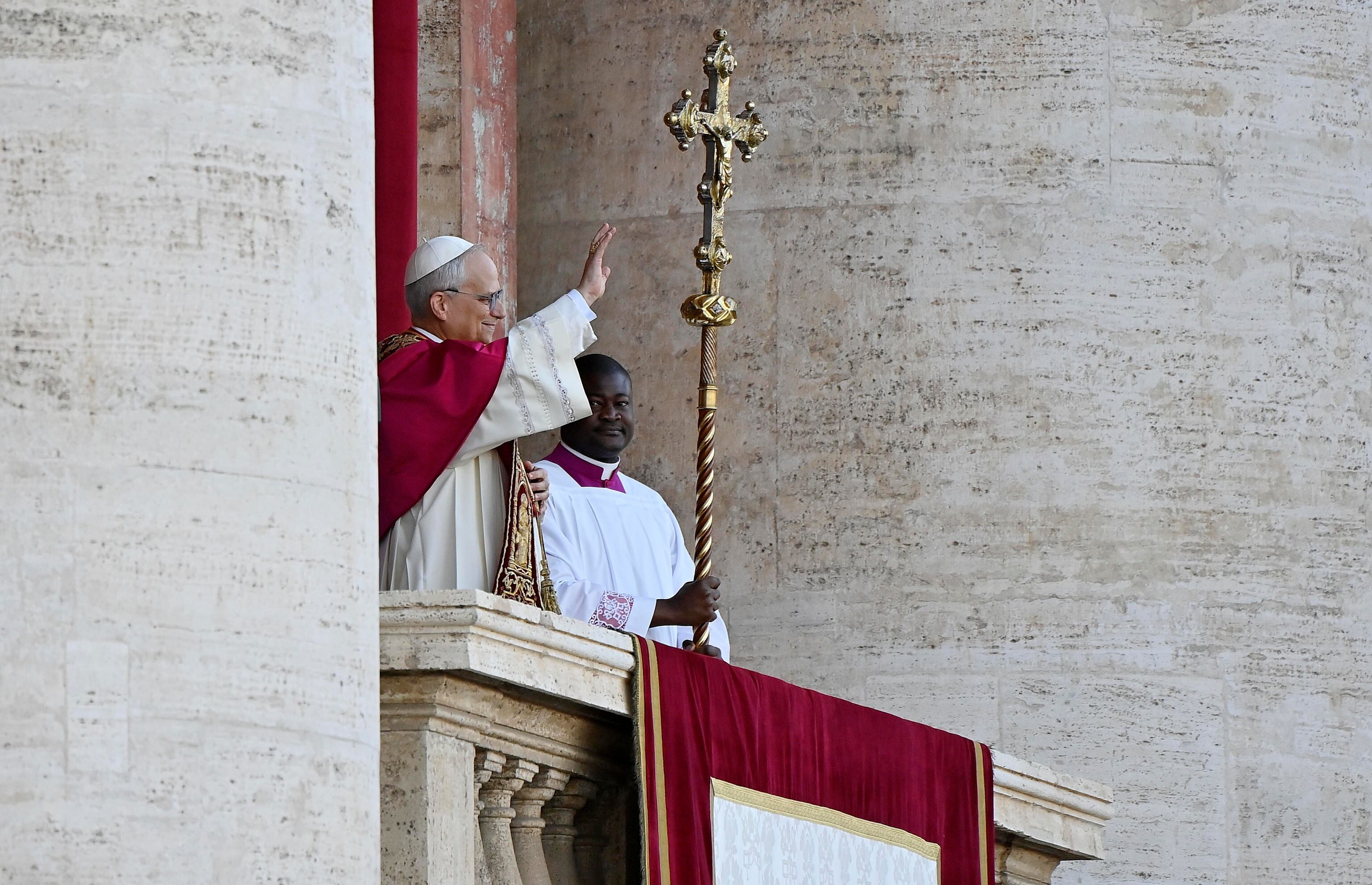 VATICAN CITY (Vatican City State (Holy See)), 08/05/2025.- Newly elected Pope Leo XIV, Cardinal Robert Francis Prevost from the USA, greets faithfuls from the central loggia of Saint Peter's Basilica, Vatican City, 08 May 2025. (Papa, Cardenal) EFE/EPA/RICCARDO ANTIMIANI