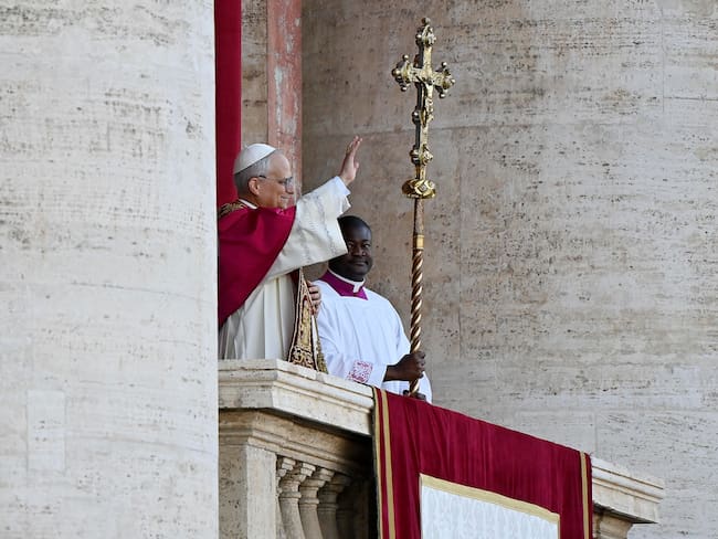 VATICAN CITY (Vatican City State (Holy See)), 08/05/2025.- Newly elected Pope Leo XIV, Cardinal Robert Francis Prevost from the USA, greets faithfuls from the central loggia of Saint Peter's Basilica, Vatican City, 08 May 2025. (Papa, Cardenal) EFE/EPA/RICCARDO ANTIMIANI