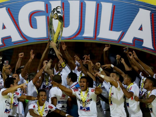 Jugadores del Junior rompen el trofeo de campeones y lo arreglan con cinta